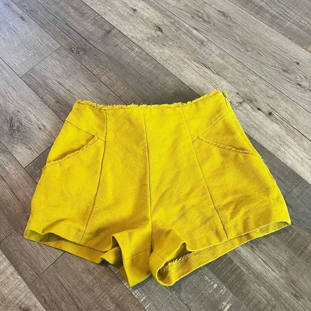 ZARA 100% COTTON HIGH WAIST
SHORTS BODYCON SIDE ZIP
SHORTS size s